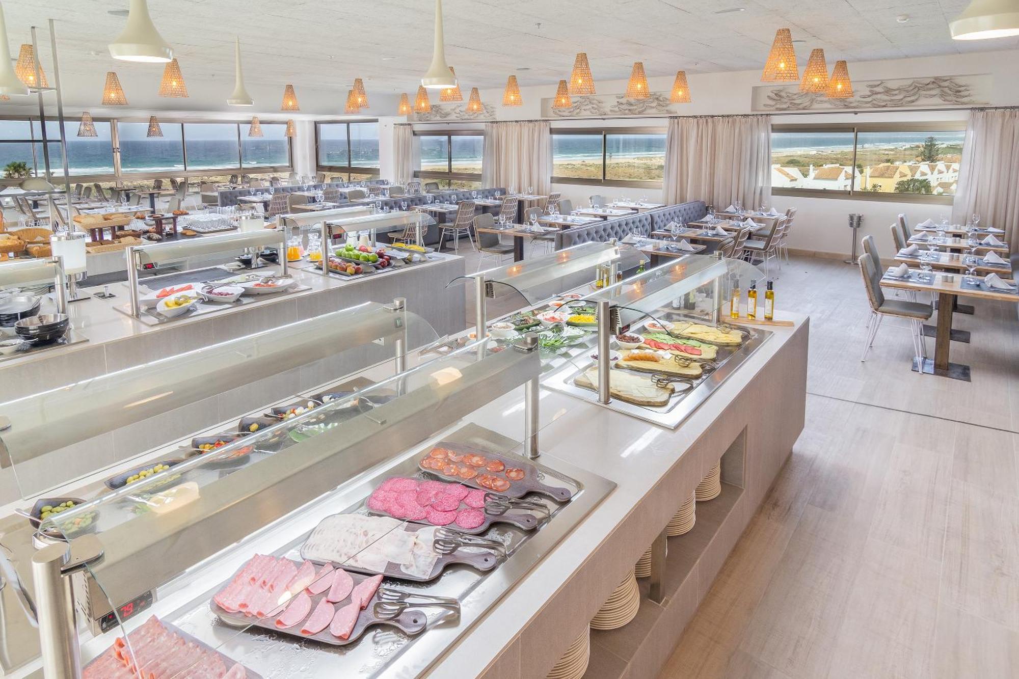Zahara Beach & Spa By Qhotels - Adults Recommended Zahara de los Atunes Extérieur photo Buffet at a hotel