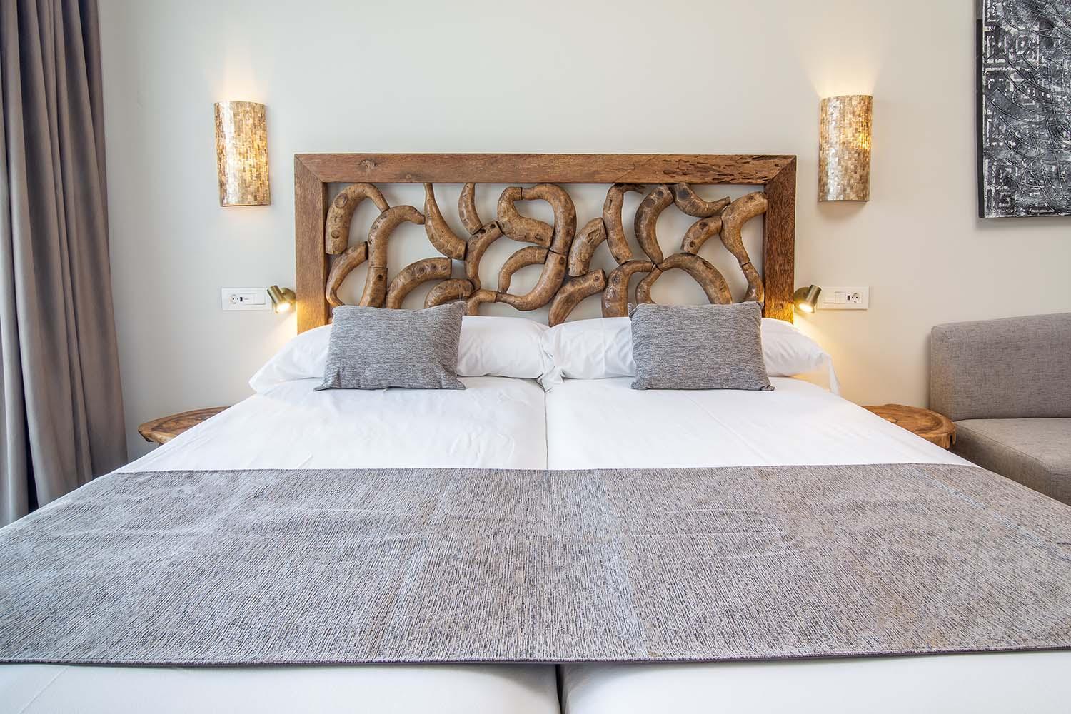 Zahara Beach & Spa By Qhotels - Adults Recommended Zahara de los Atunes Chambre photo A bed with a wooden headboard