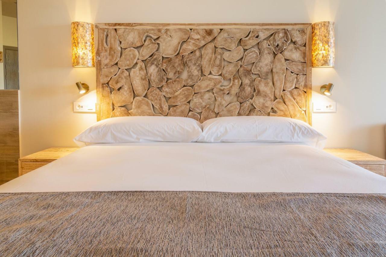 Zahara Beach & Spa By Qhotels - Adults Recommended Zahara de los Atunes Extérieur photo A bed with a headboard
